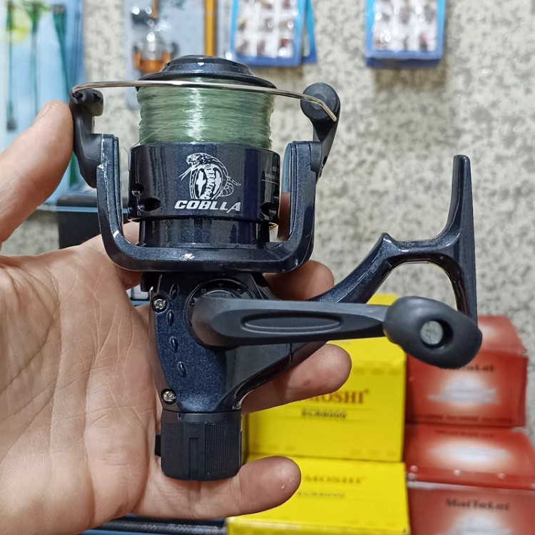 چرخ ماهیگیری اقتصادی برند کبری به همراه نخ مدل CB4000 مناسب برای چوب ماهیگیری لنسر ماهیگیری