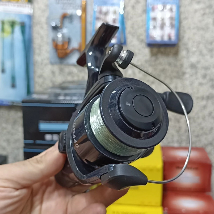 چرخ ماهیگیری اقتصادی برند کبری به همراه نخ مدل CB4000 مناسب برای چوب ماهیگیری لنسر ماهیگیری