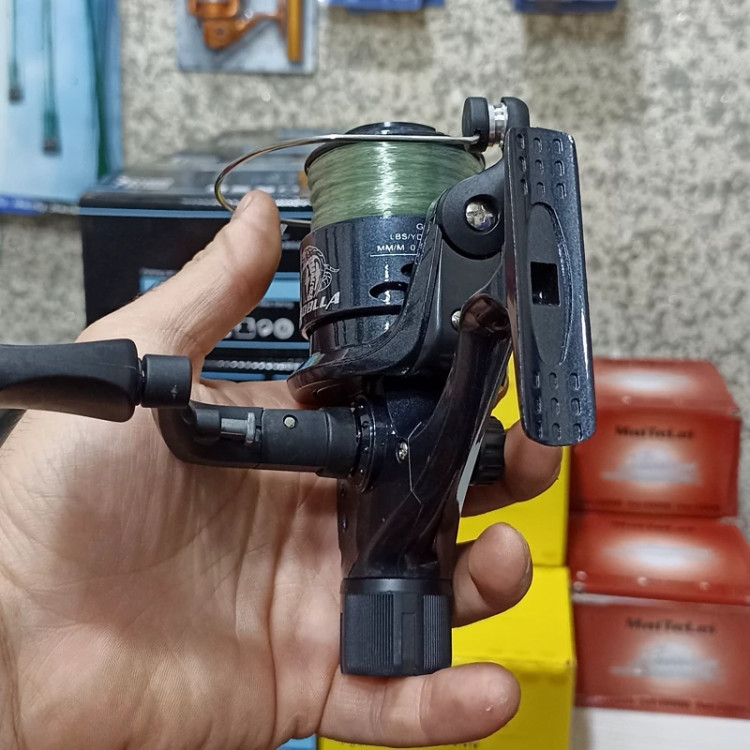 چرخ ماهیگیری اقتصادی برند کبری به همراه نخ مدل CB4000 مناسب برای چوب ماهیگیری لنسر ماهیگیری