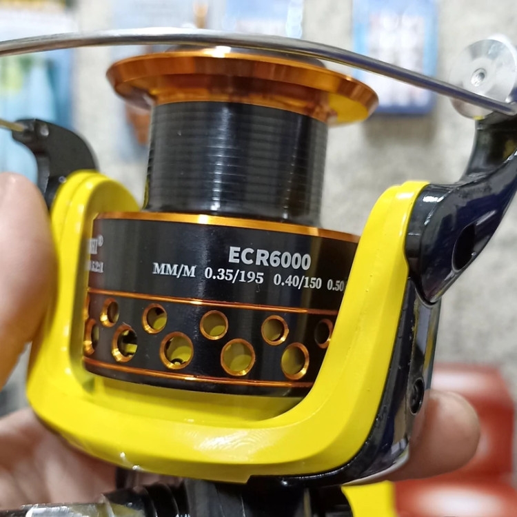 چرخ ماهیگیری 6000 برند یوموشی مدل ECR6000 مناسب برای چوب ماهیگیری لنسر ماهیگیری