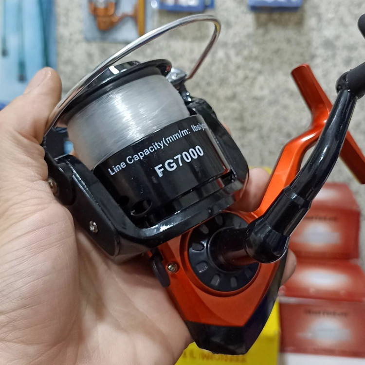 چرخ ماهیگیری 7000 برند دیوزن به همراه نخ مدل FG7000 مناسب برای چوب ماهیگیری لنسر ماهیگیری